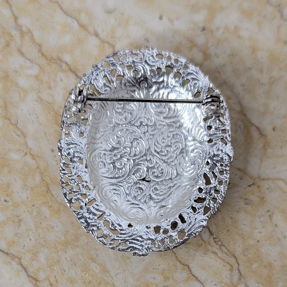 Vintage 1928 Brand Ceramic Blue Willow White Silver Tone Brooch Pin Grandmacore - Picture 2 of 6